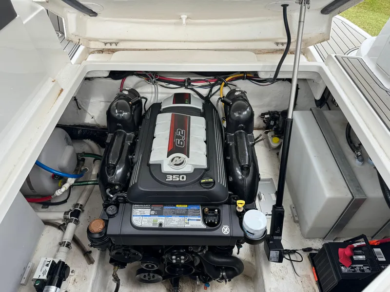 Slide: The Image of Monterey 295 Sport Yacht 2020 - 45