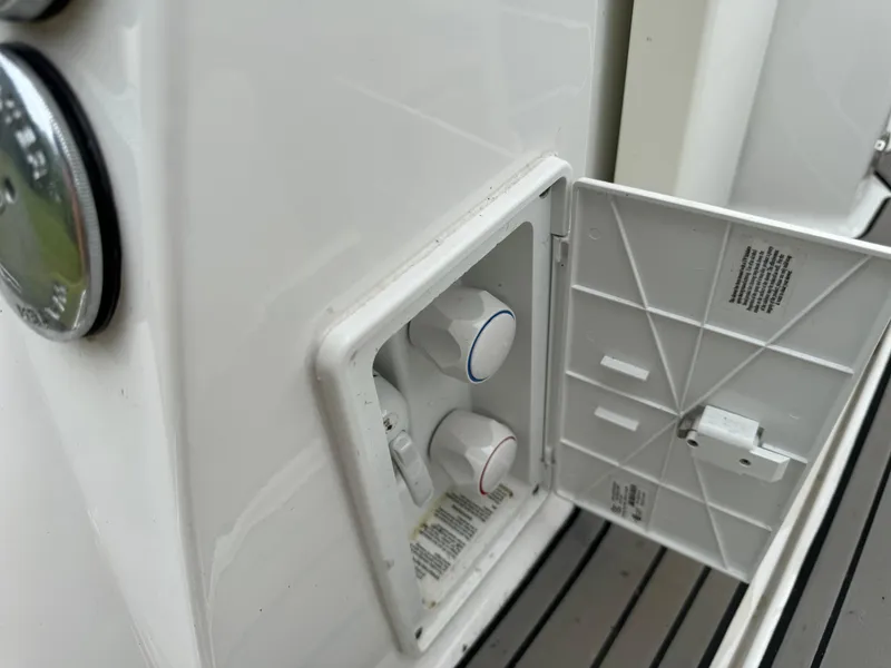 Slide: The Image of Monterey 295 Sport Yacht 2020 - 46