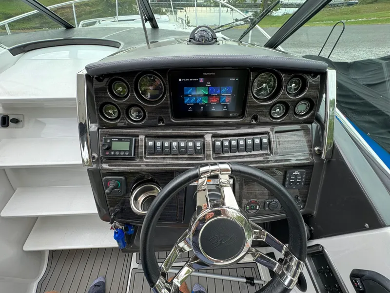 Slide: The Image of Monterey 295 Sport Yacht 2020 - 55