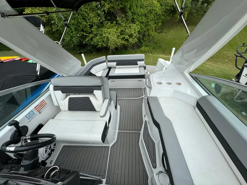 Slide: The Image of Monterey 295 Sport Yacht 2020 - 72