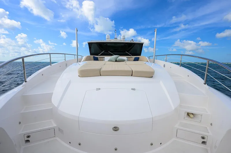 Slide: The Image of Horizon 90 Aqua Life - Exterior Bow - 105