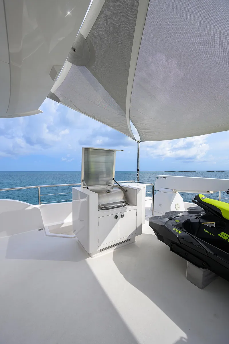 Slide: The Image of Horizon 90 Aqua Life - Exterior Skylounge Aft - 118