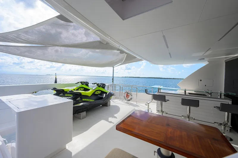 Slide: The Image of Horizon 90 Aqua Life - Exterior Skylounge Aft - 120