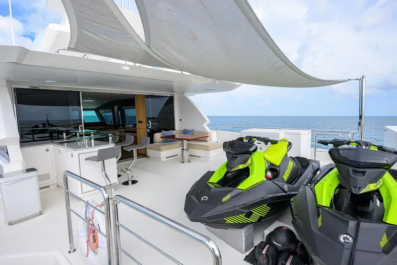 Slide: The Image of Horizon 90 Aqua Life - Exterior Skylounge Aft - 125
