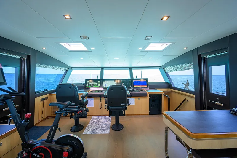 Slide: The Image of Horizon 90 Aqua Life - Interior Helm - 128