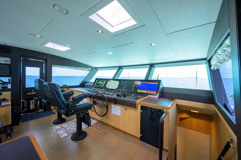 Slide: The Image of Horizon 90 Aqua Life - Interior Helm - 129