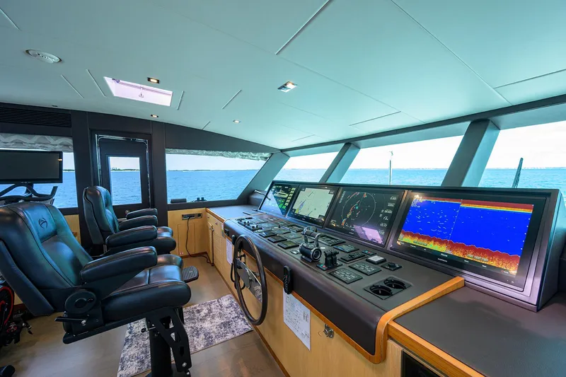 Slide: The Image of Horizon 90 Aqua Life - Interior Helm - 130