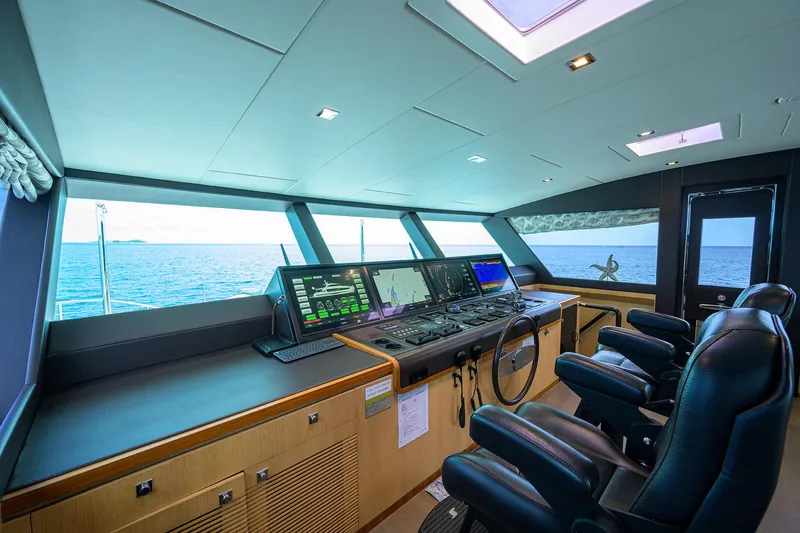 Slide: The Image of Horizon 90 Aqua Life - Interior Helm - 132