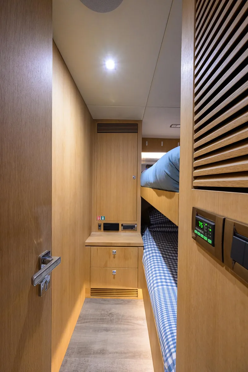 Slide: The Image of Horizon 90 Aqua Life - Interior Crew - 133