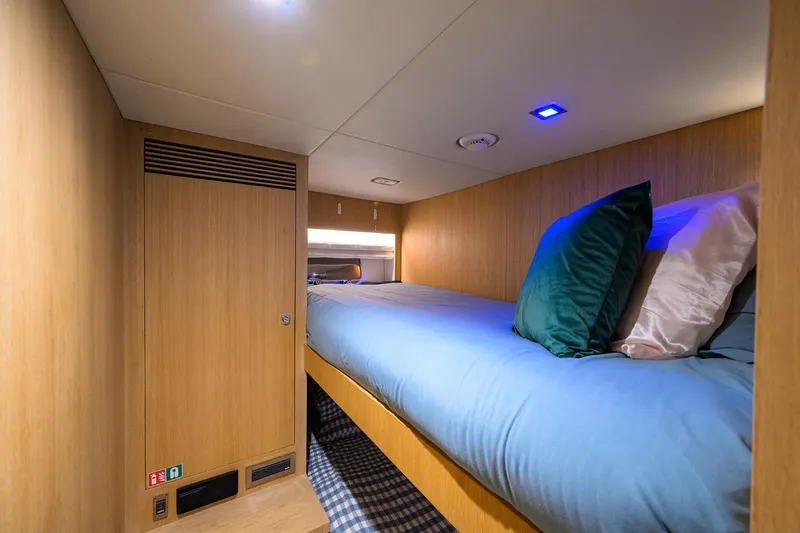 Slide: The Image of Horizon 90 Aqua Life - Interior Crew - 134