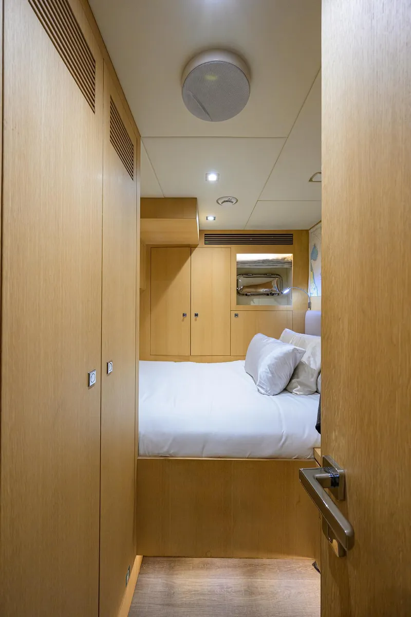 Slide: The Image of Horizon 90 Aqua Life - Interior Crew - 136