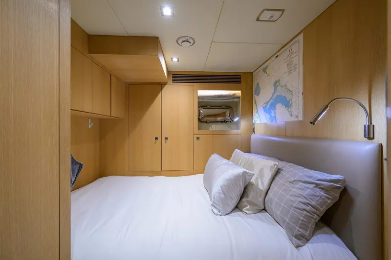 Slide: The Image of Horizon 90 Aqua Life - Interior Crew - 137