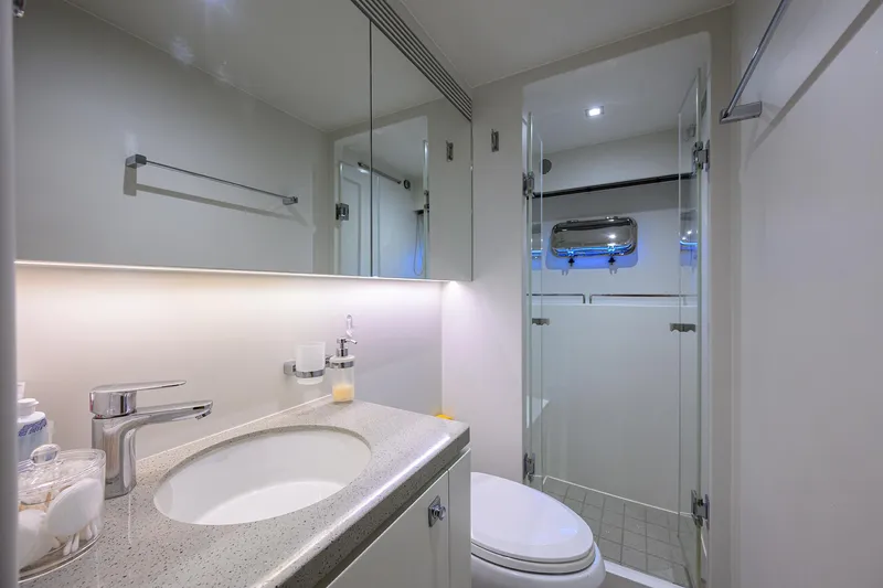 Slide: The Image of Horizon 90 Aqua Life - Interior Crew Head - 138