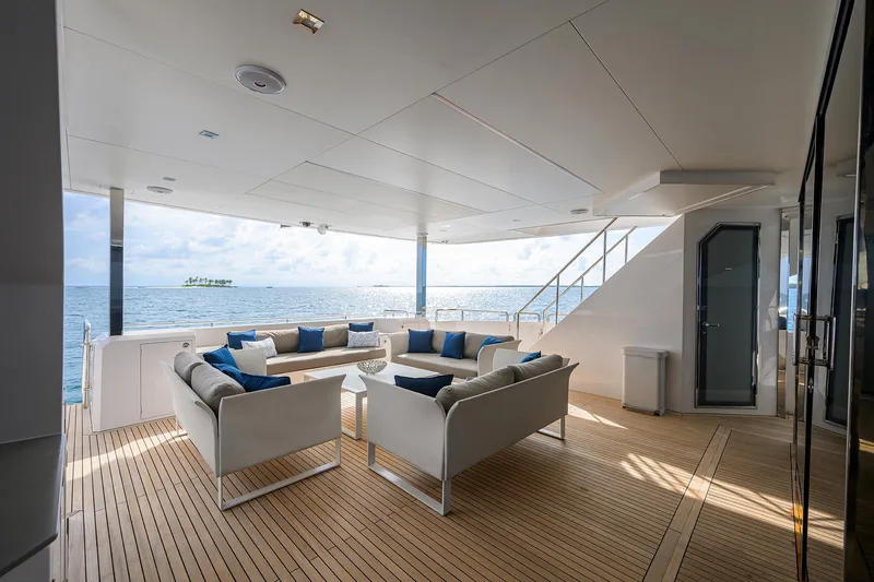 Slide: The Image of Horizon 90 Aqua Life - Exterior Aft Deck - 80