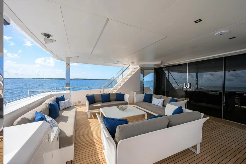 Slide: The Image of Horizon 90 Aqua Life - Exterior Aft Deck - 81
