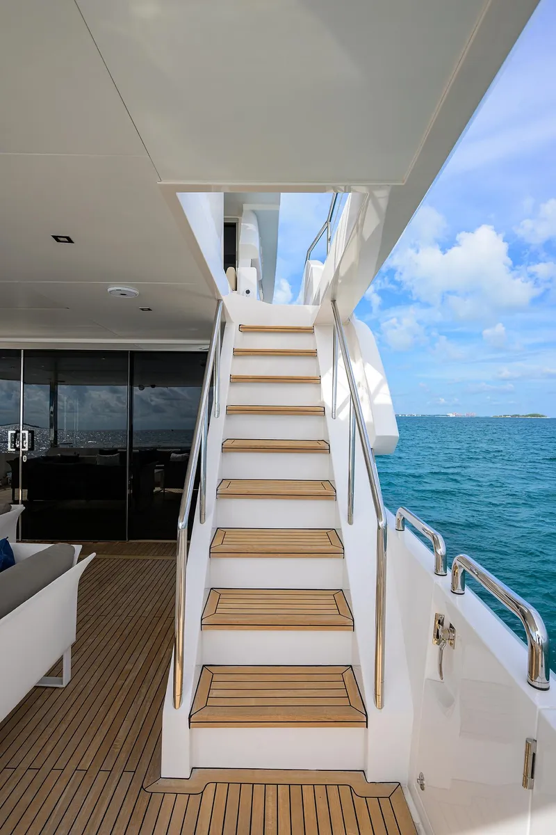 Slide: The Image of Horizon 90 Aqua Life - Exterior Aft Deck - 82