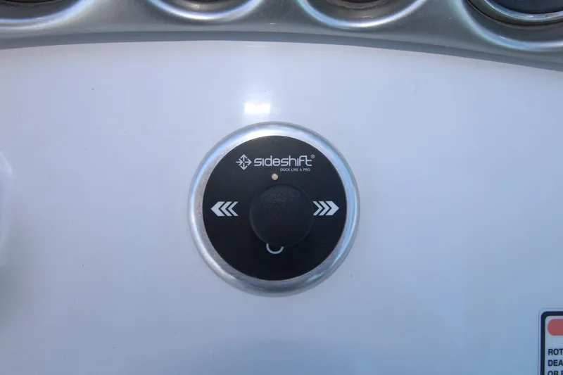 Slide: The Image of Crownline Boats 250 CR 2005 - 11