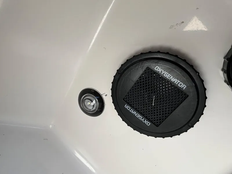 Slide: The Image of Oxygenator feature on 2025 Ranger Z520R Garmin Ranger Cup Equipped boat. - 17