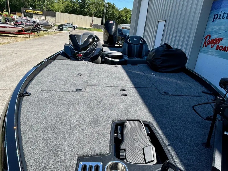 Slide: The Image of 2025 Ranger Z520R Garmin Ranger Cup boat, spacious deck, parked outdoors. - 7