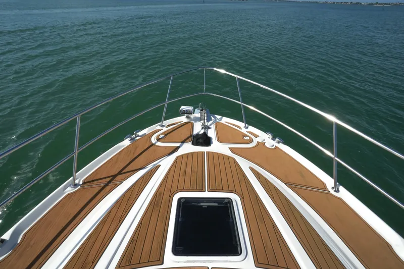 Slide: The Image of Bow view of 2001 Sea Ray 510 Sundancer on open water. - 27