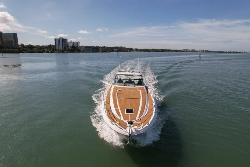 Slide: The Image of Sea Ray 510 Sundancer 2001 cruising on calm waters under a clear sky. - 7