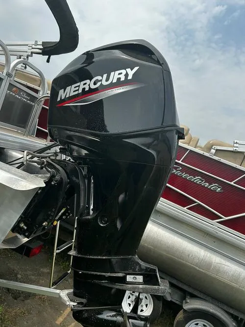 Slide: The Image of Sun Tracker Party Barge 16 DLX 2025 - 4