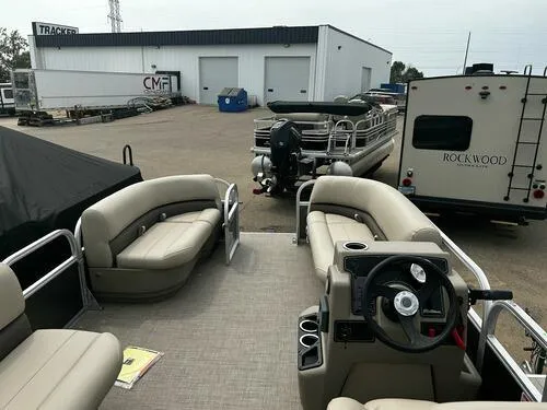 Slide: The Image of Sun Tracker Party Barge 16 DLX 2025 - 6