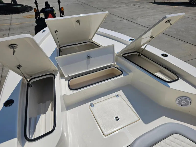 Slide: The Image of 2025 Avenger Boats AV26 - 25