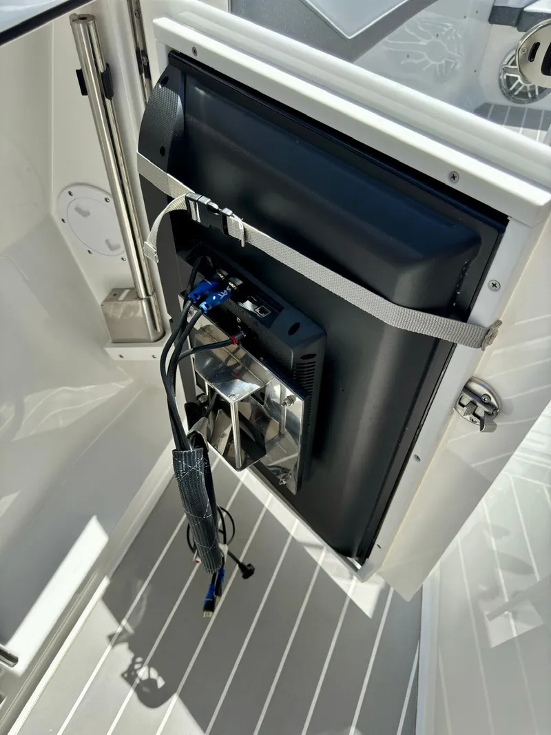 Slide: The Image of 38 Formula 380 Super Sport Crossover-Features - 18