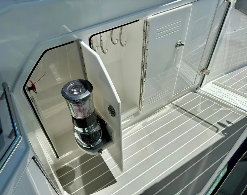 Slide: The Image of 38 Formula 380 Super Sport Crossover-Features - 19