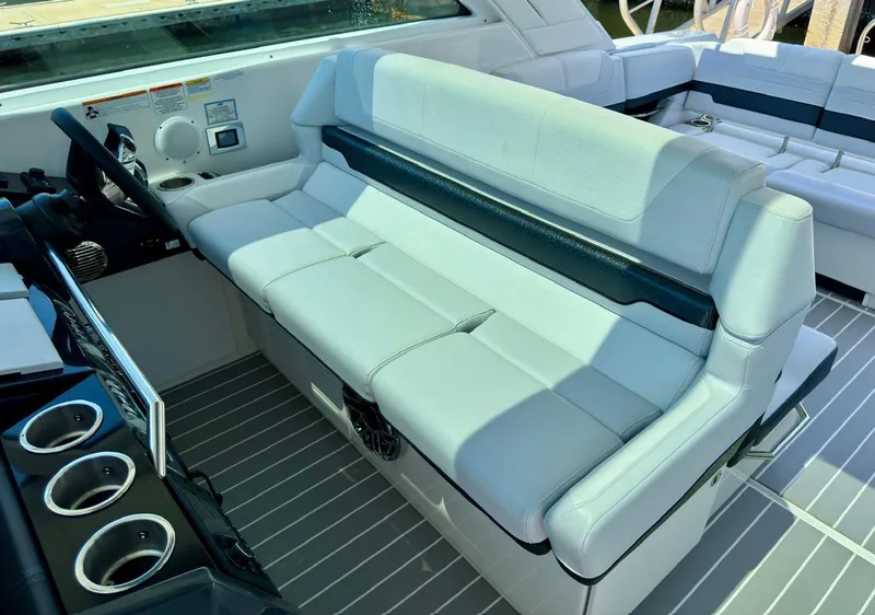 Slide: The Image of 38 Formula 380 Super Sport Crossover-Helm Seating - 25