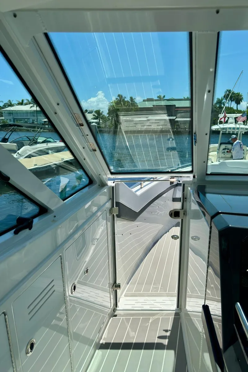 Slide: The Image of 38 Formula 380 Super Sport Crossover-Companionway - 28