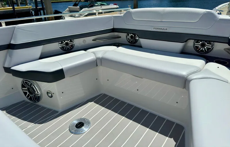 Slide: The Image of 38 Formula 380 Super Sport Crossover-Bow Seating - 32