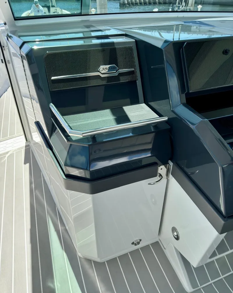 Slide: The Image of 38 Formula 380 Super Sport Crossover-Helm - 35