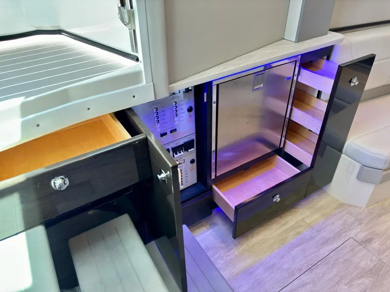 Slide: The Image of 38 Formula 380 Super Sport Crossover-Cabin - 39