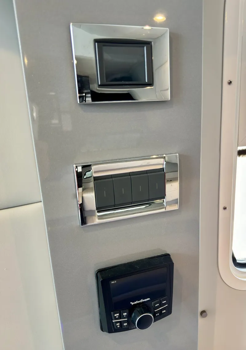 Slide: The Image of 38 Formula 380 Super Sport Crossover-Electronics - 41