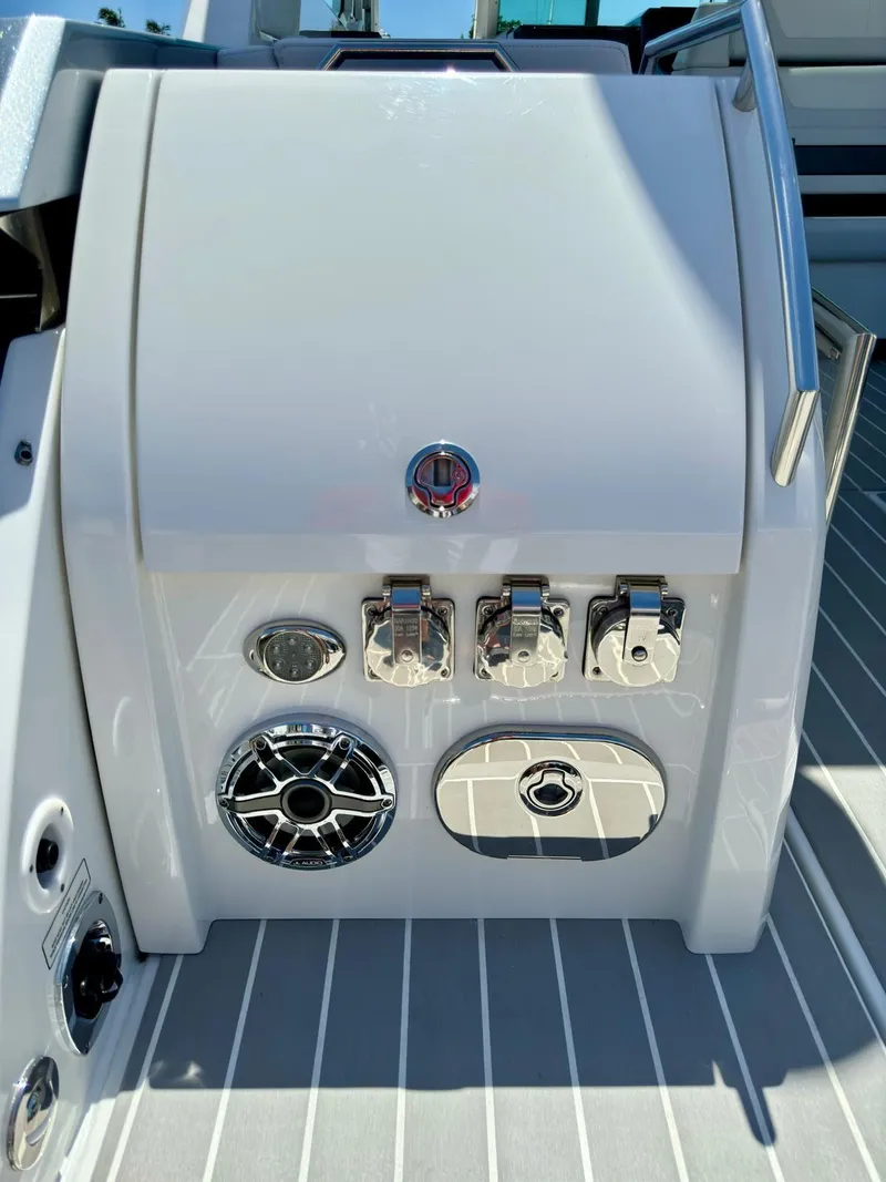 Slide: The Image of 38 Formula 380 Super Sport Crossover- Features - 8