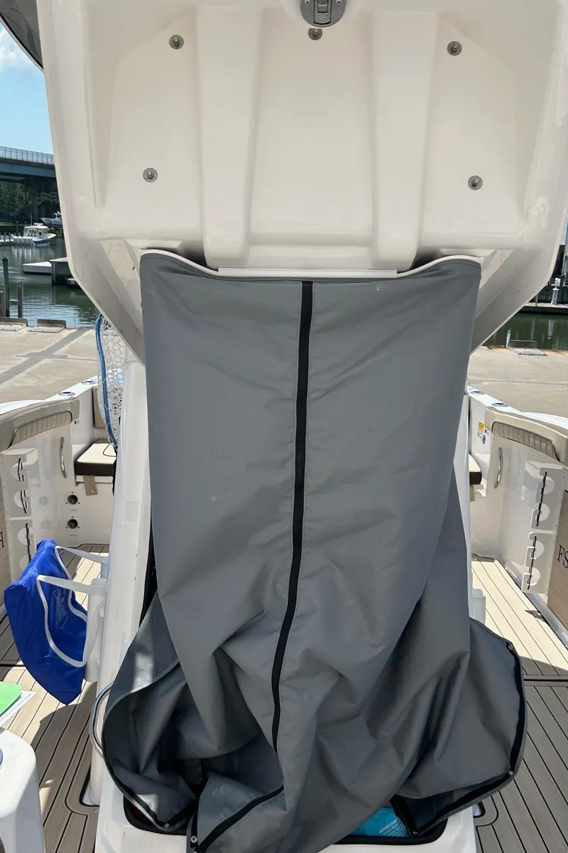 Slide: The Image of 2024 Yamaha Boats 252 FSH Sport with covered console at marina. - 13