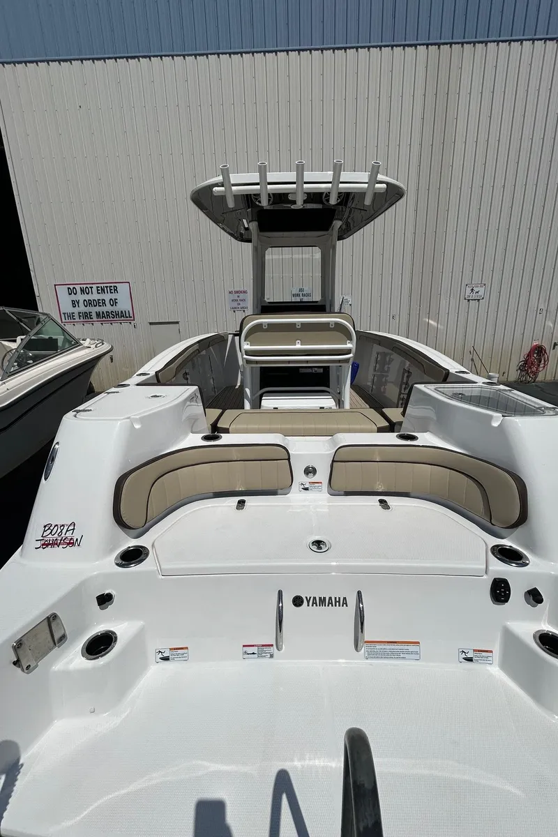 Slide: The Image of 2024 Yamaha Boats 252 FSH Sport, sleek design, spacious seating, and modern features. - 7