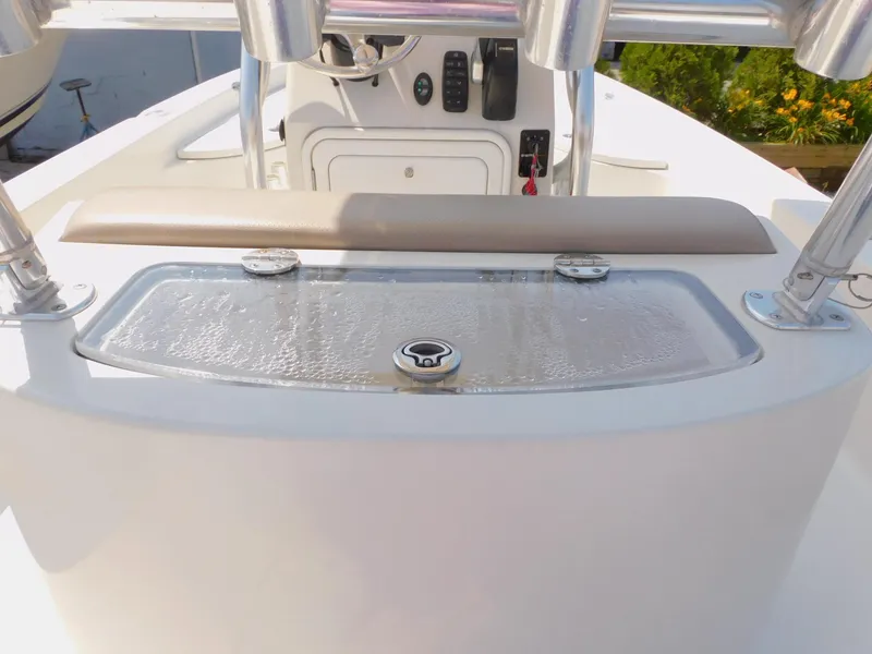 Slide: The Image of 2009 Ranger 2200 Bay Ranger boat console with livewell and rod holders. - 23