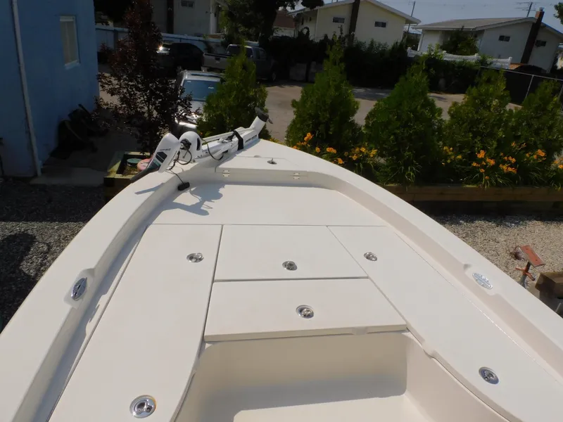 Slide: The Image of 2009 Ranger 2200 Bay Ranger boat deck with storage compartments and trolling motor. - 28