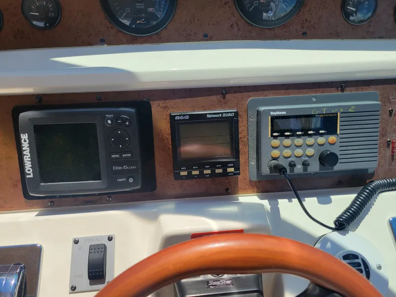 Slide: The Image of Sea Ray 400 Express Cruiser 1996 - 7