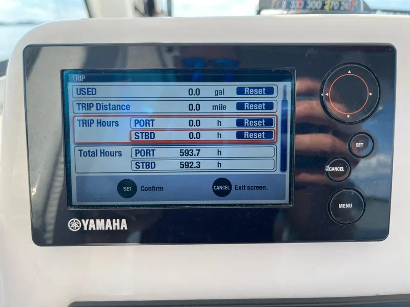 Slide: The Image of Yamaha boat display showing trip and total hours for Everglades 295 Center Console, 2013 model. - 26