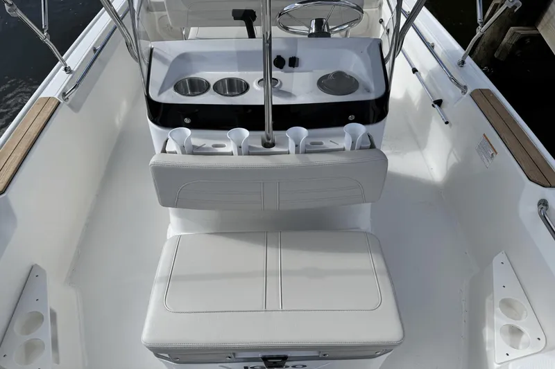 Slide: The Image of Boston Whaler 170 Montauk 2025 - 17