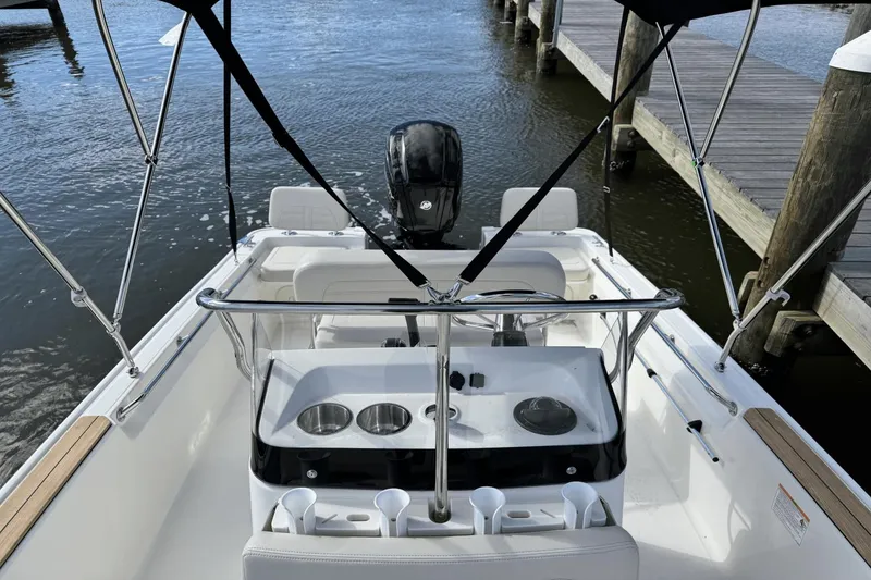 Slide: The Image of Boston Whaler 170 Montauk 2025 - 18