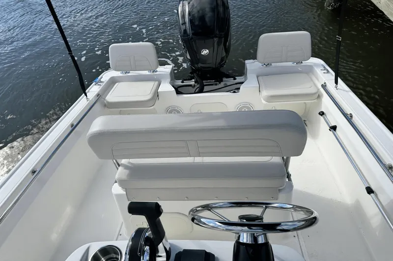 Slide: The Image of Boston Whaler 170 Montauk 2025 - 19