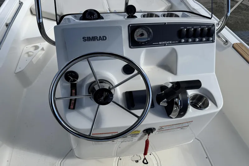 Slide: The Image of Boston Whaler 170 Montauk 2025 - 20