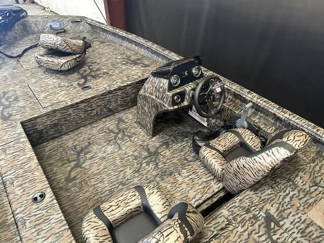 Slide: The Image of Xpress XP185 Catfish W/Yamaha 115 "SHO" 2025 - 10