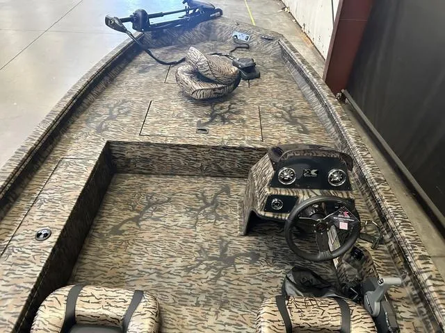 Slide: The Image of Xpress XP185 Catfish W/Yamaha 115 "SHO" 2025 - 12