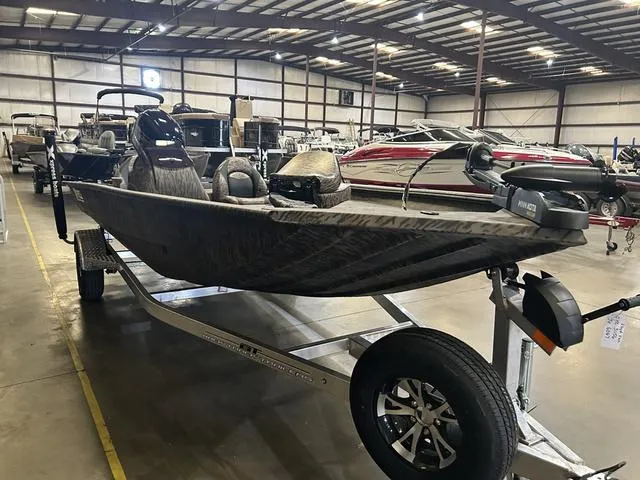 Slide: The Image of Xpress XP185 Catfish W/Yamaha 115 "SHO" 2025 - 3